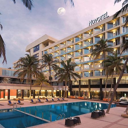 Novotel Mumbai Juhu Beach Eksteriør bilde The hotel's pool