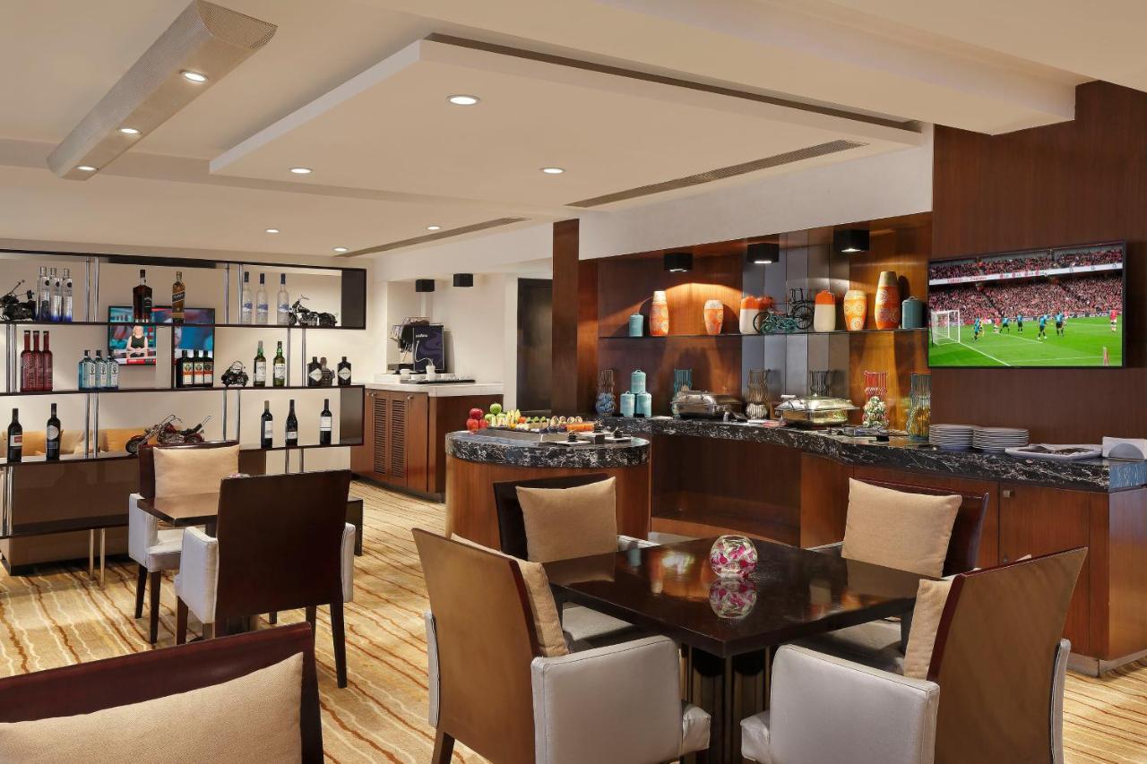 Novotel Mumbai Juhu Beach Eksteriør bilde The Emirates Lounge at Dubai International Airport