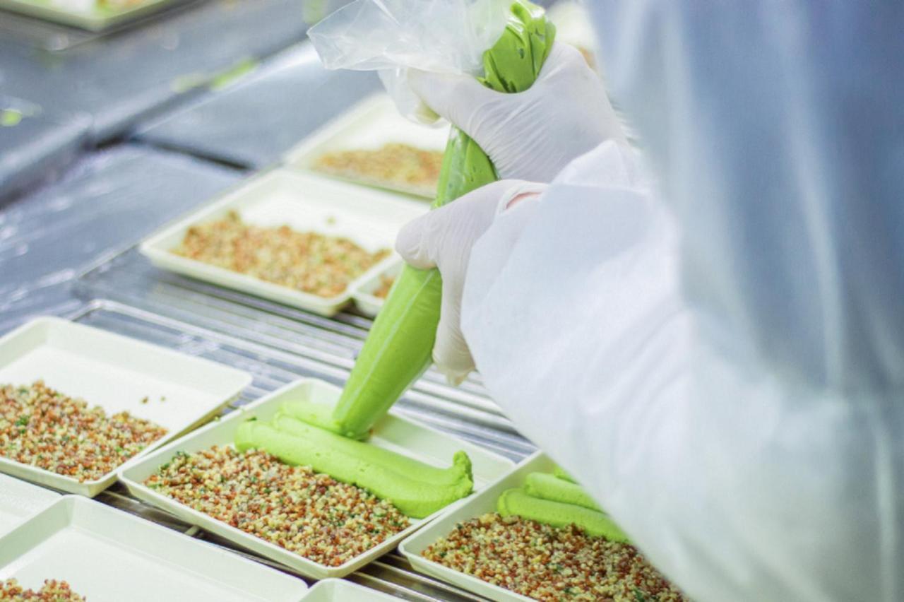 Novotel Mumbai Juhu Beach Eksteriør bilde A researcher working with plant tissue culture