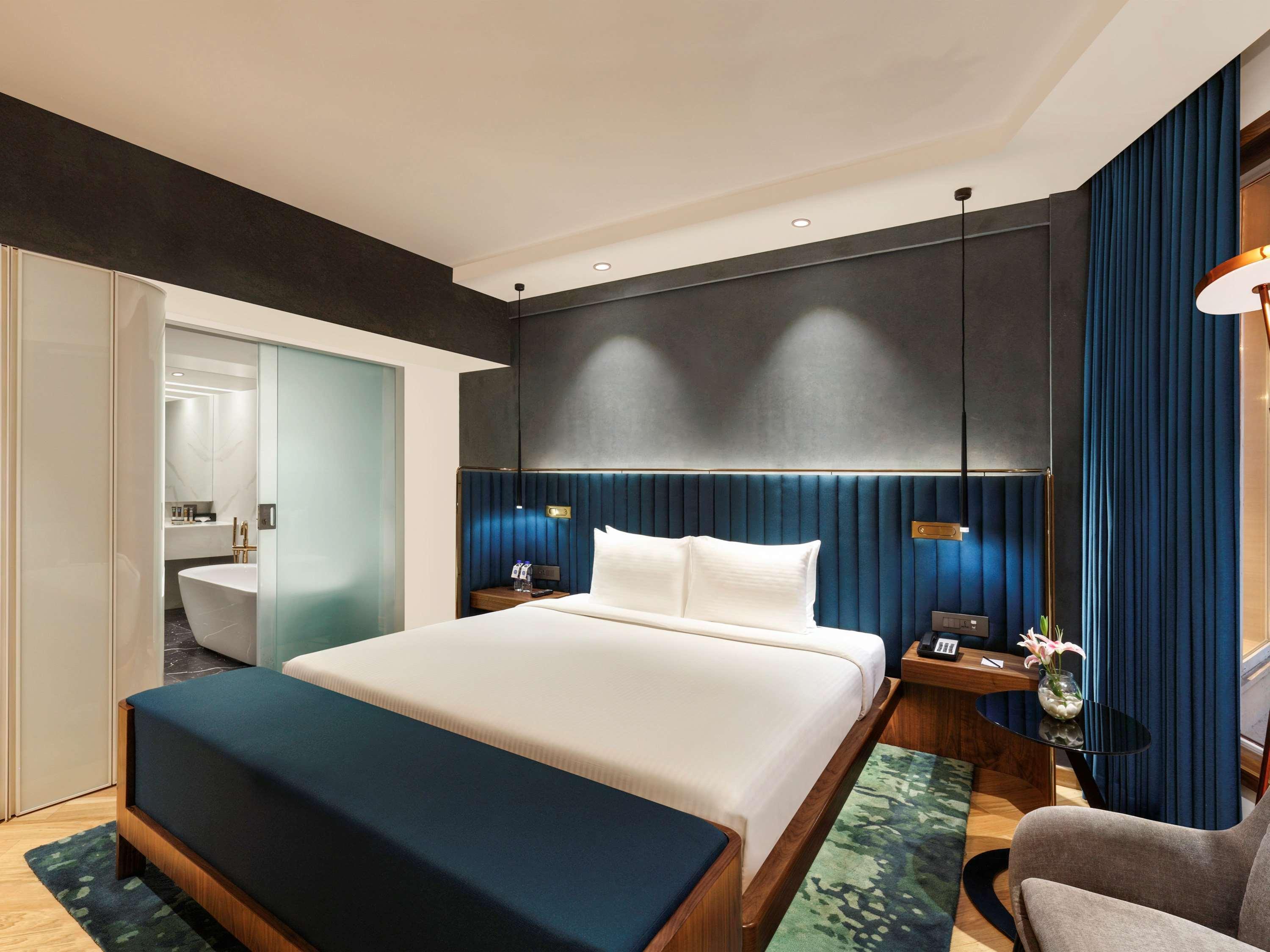 Novotel Mumbai Juhu Beach Eksteriør bilde A bedroom at the hotel