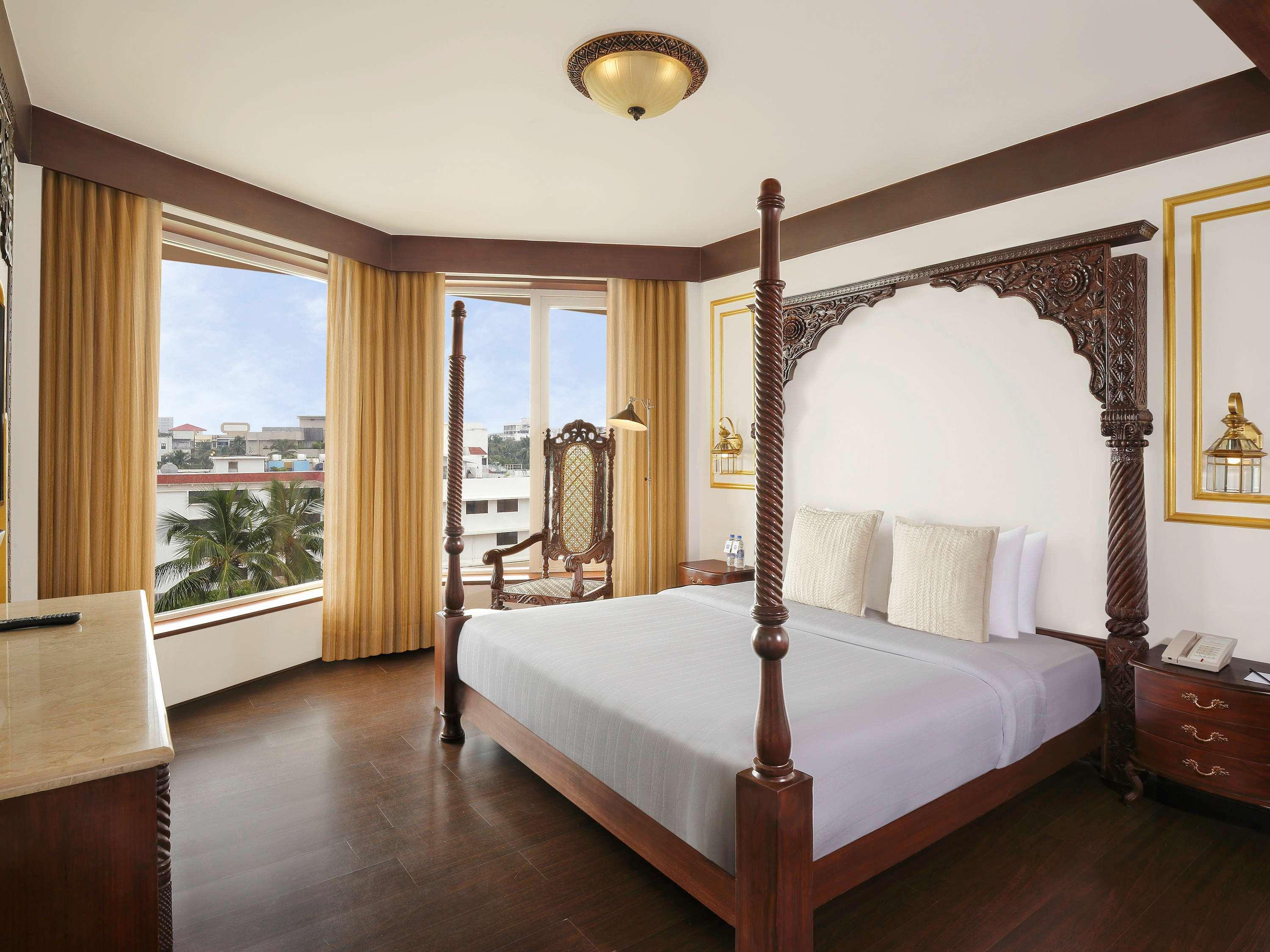 Novotel Mumbai Juhu Beach Eksteriør bilde A bedroom at the hotel