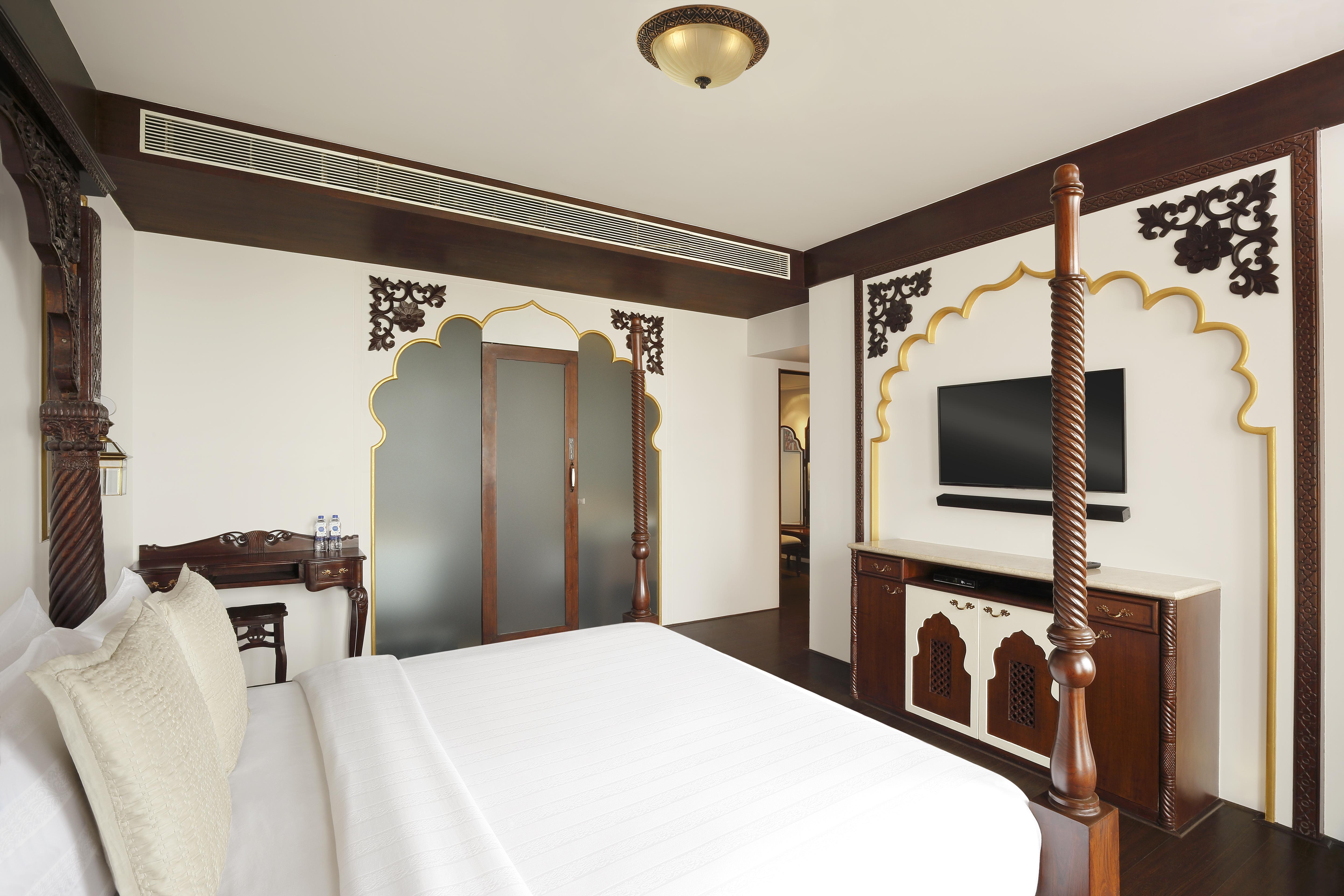 Novotel Mumbai Juhu Beach Eksteriør bilde A bedroom in the hotel