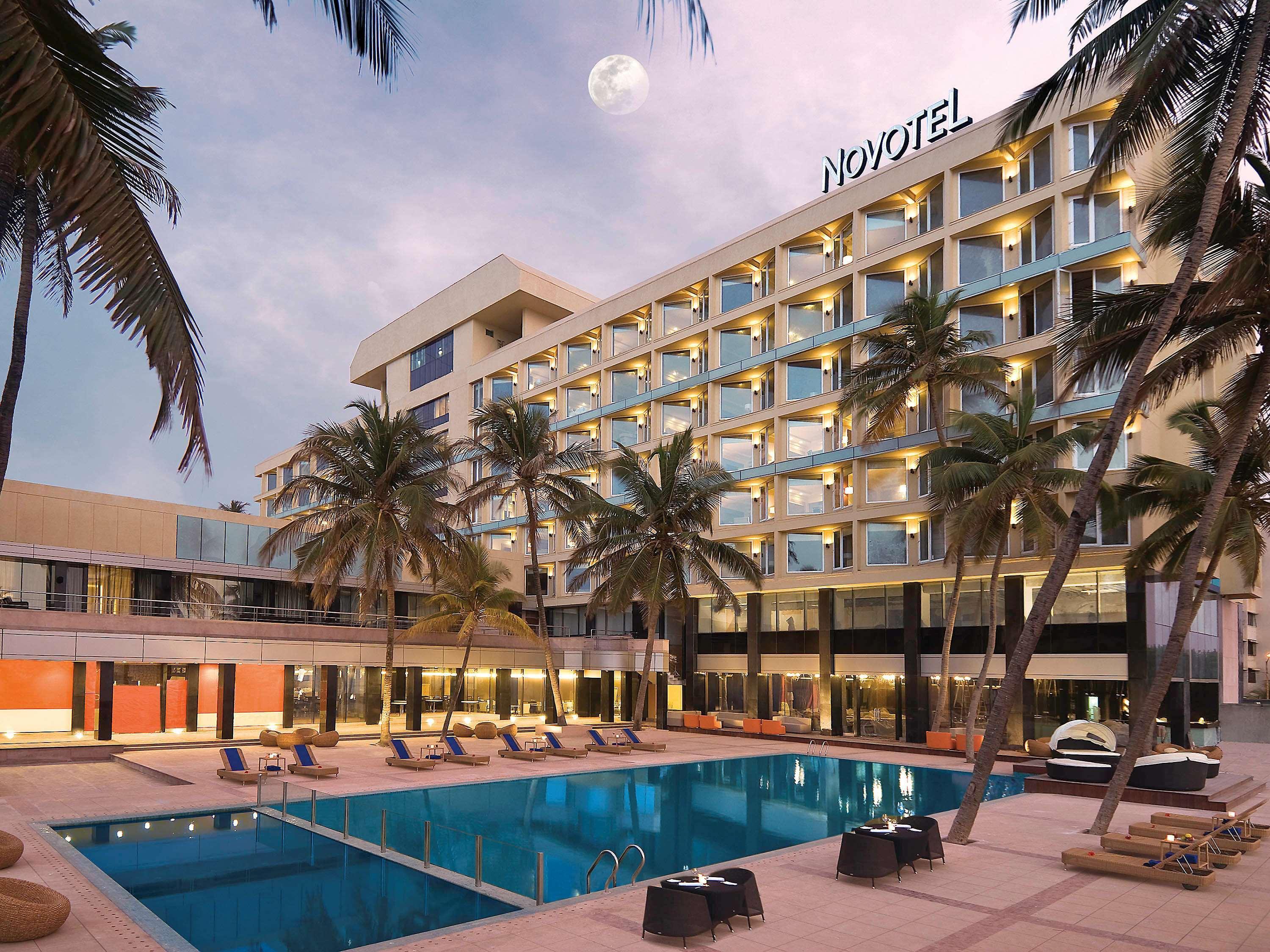 Novotel Mumbai Juhu Beach Eksteriør bilde The hotel's pool