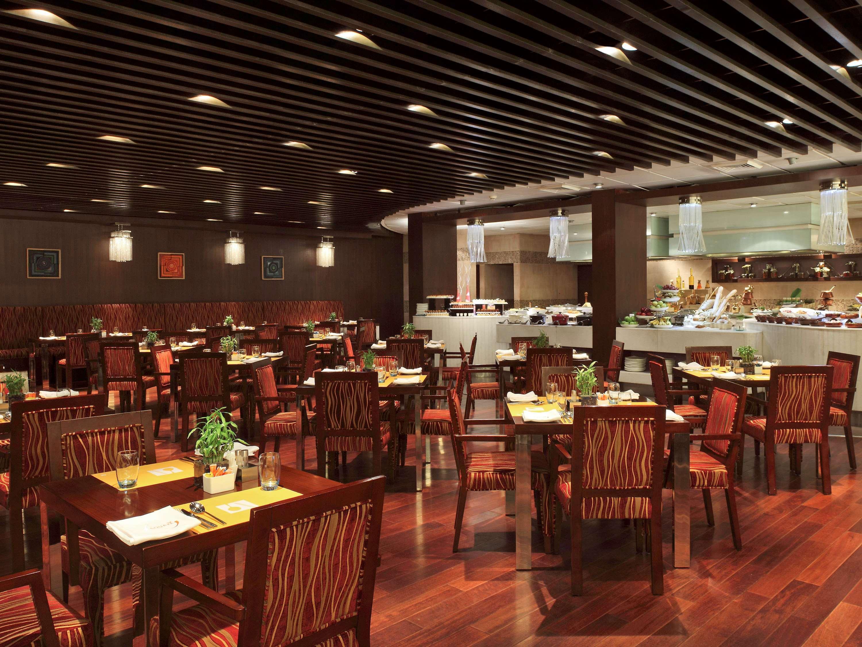Novotel Mumbai Juhu Beach Eksteriør bilde The restaurant
