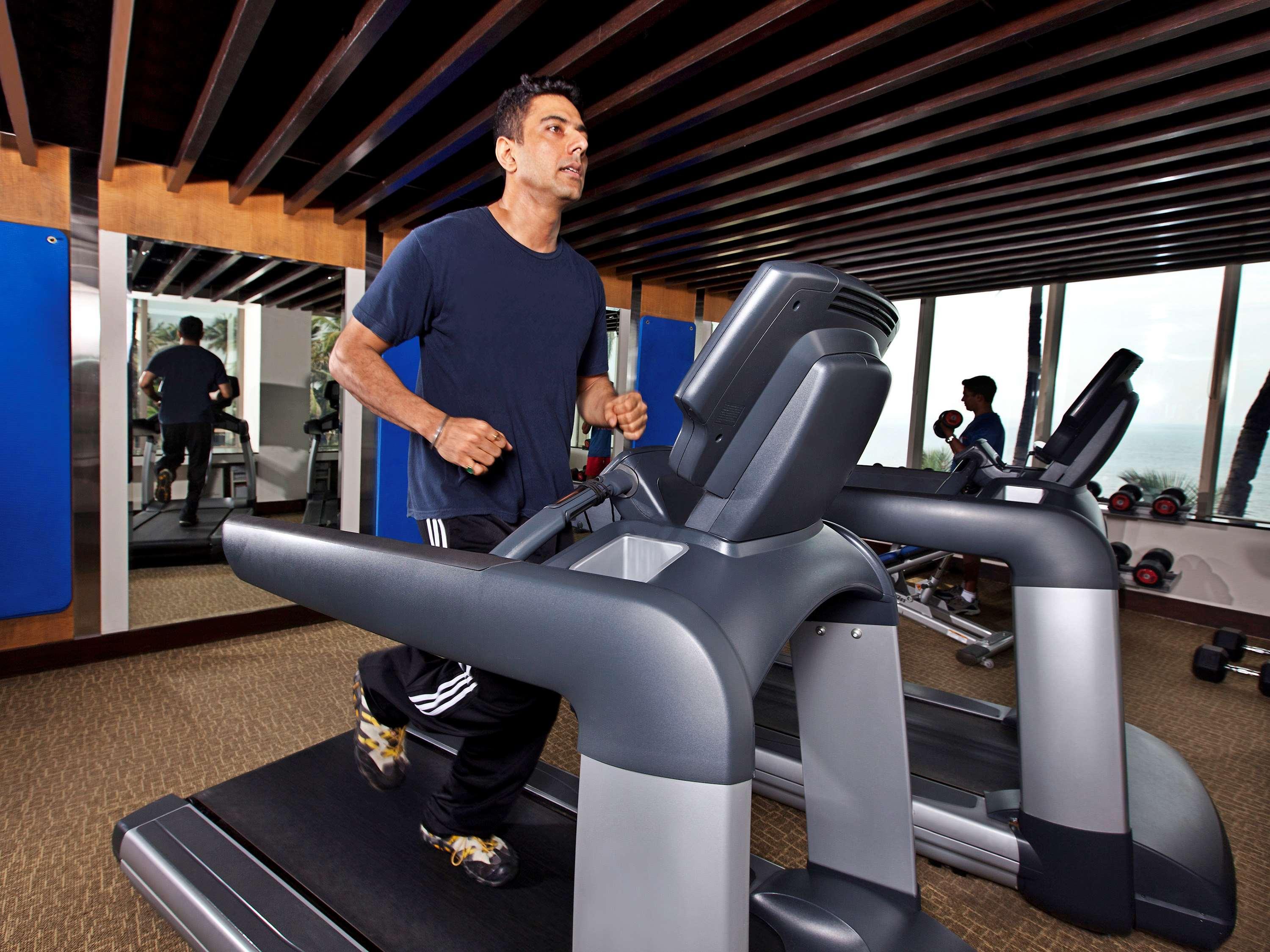 Novotel Mumbai Juhu Beach Eksteriør bilde A treadmill in use