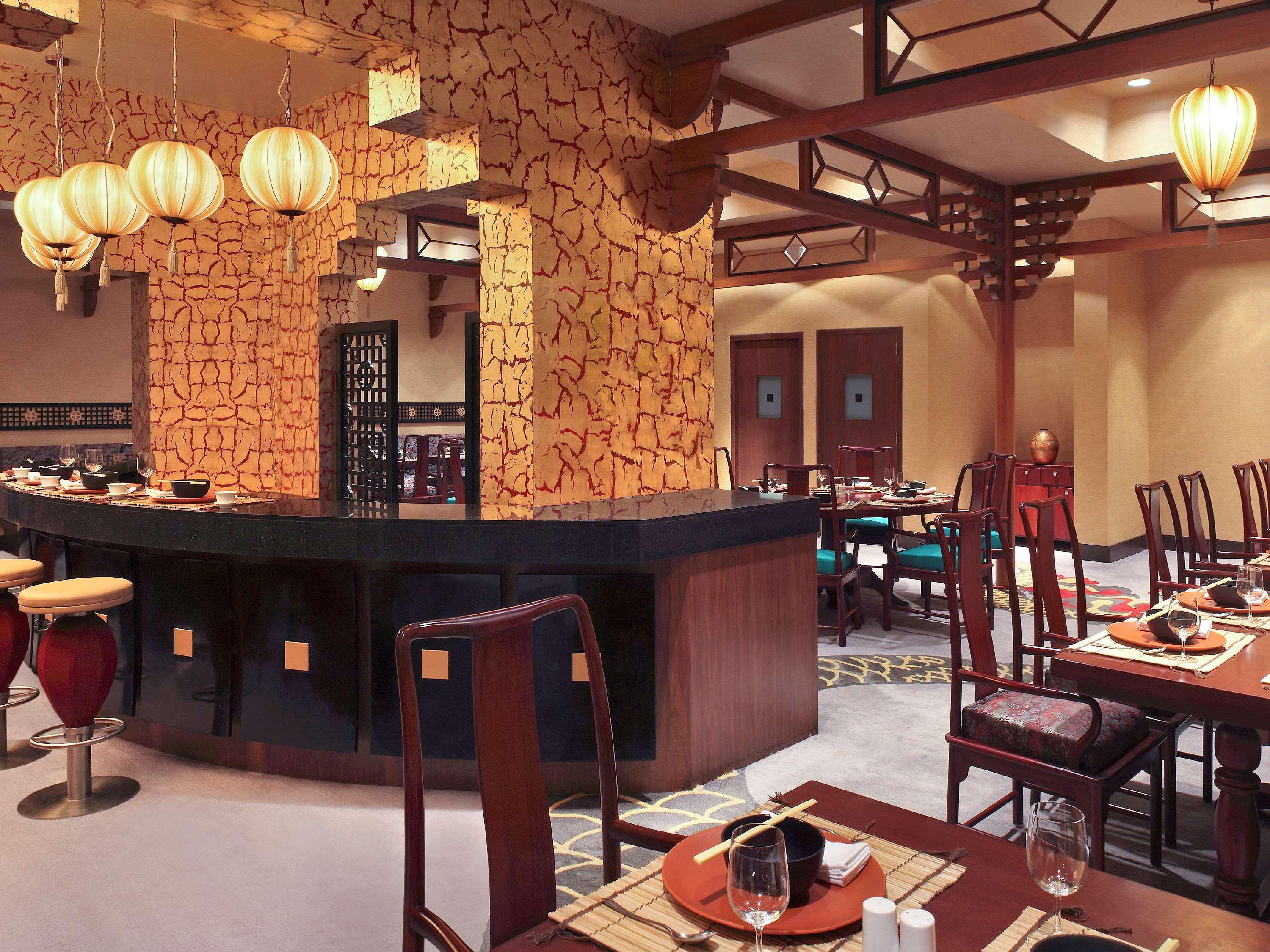Novotel Mumbai Juhu Beach Eksteriør bilde Interior of a restaurant