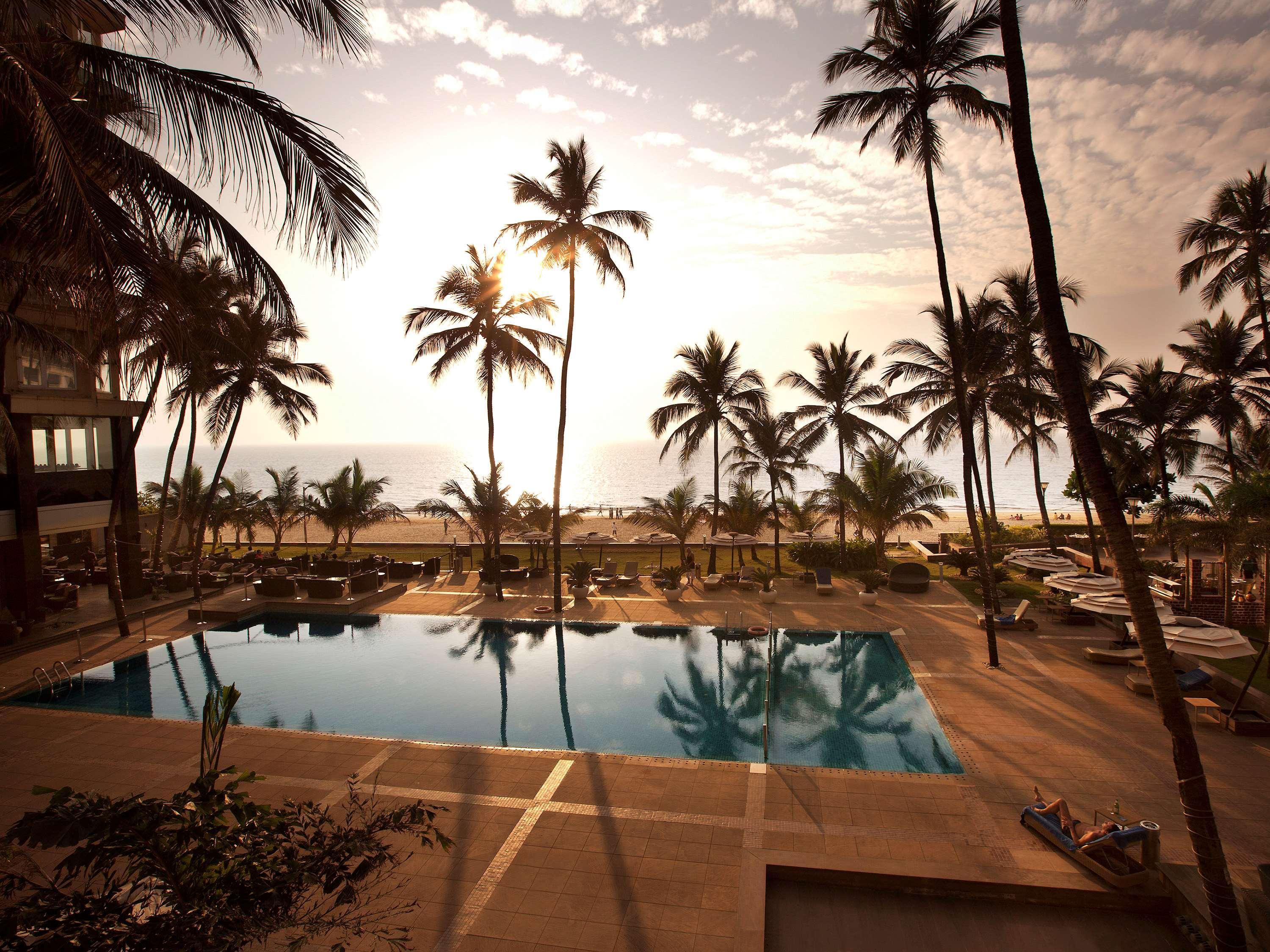 Novotel Mumbai Juhu Beach Eksteriør bilde The pool at the Taj Bengal