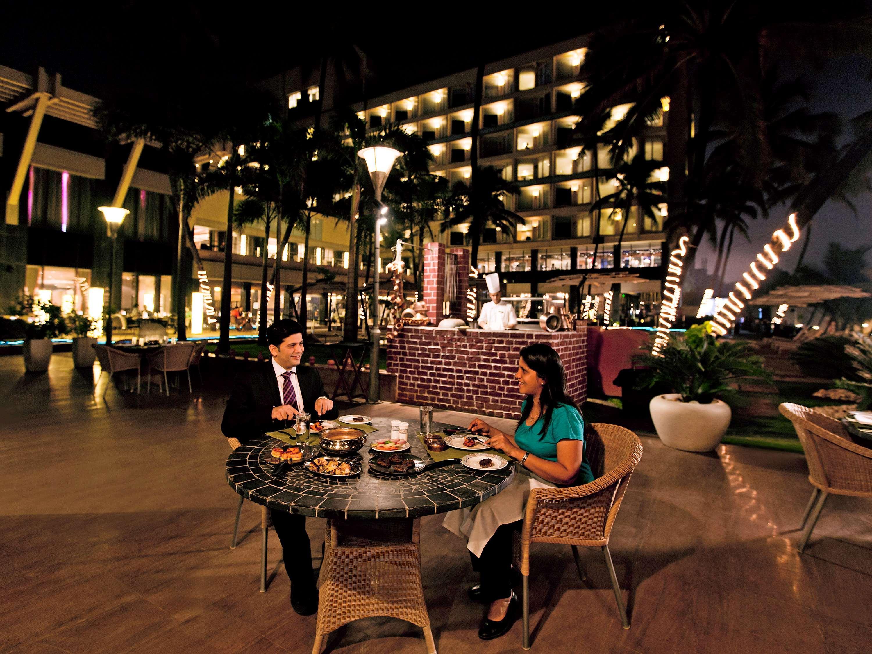 Novotel Mumbai Juhu Beach Eksteriør bilde The Royal Bar