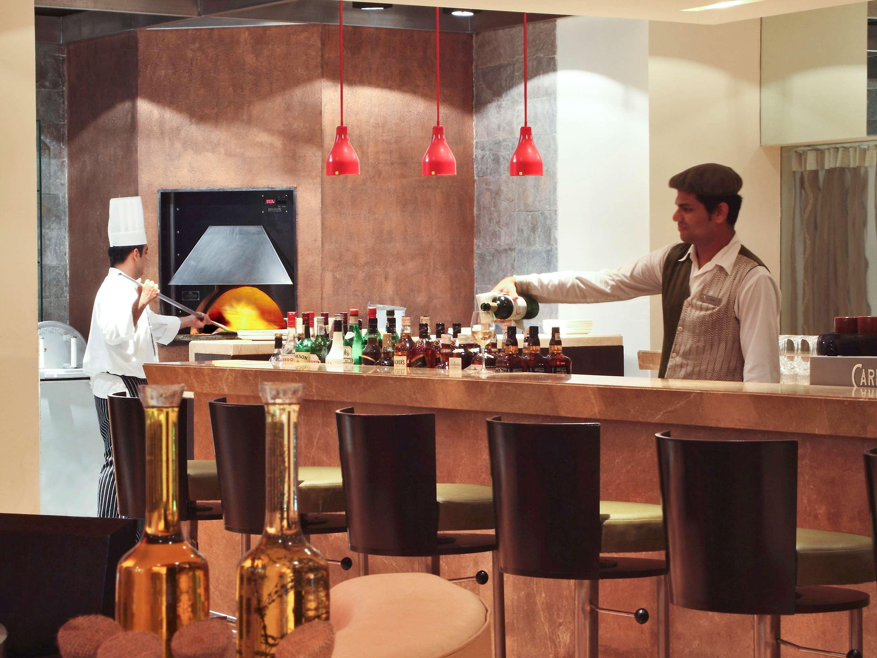Novotel Mumbai Juhu Beach Eksteriør bilde A bartender at work
