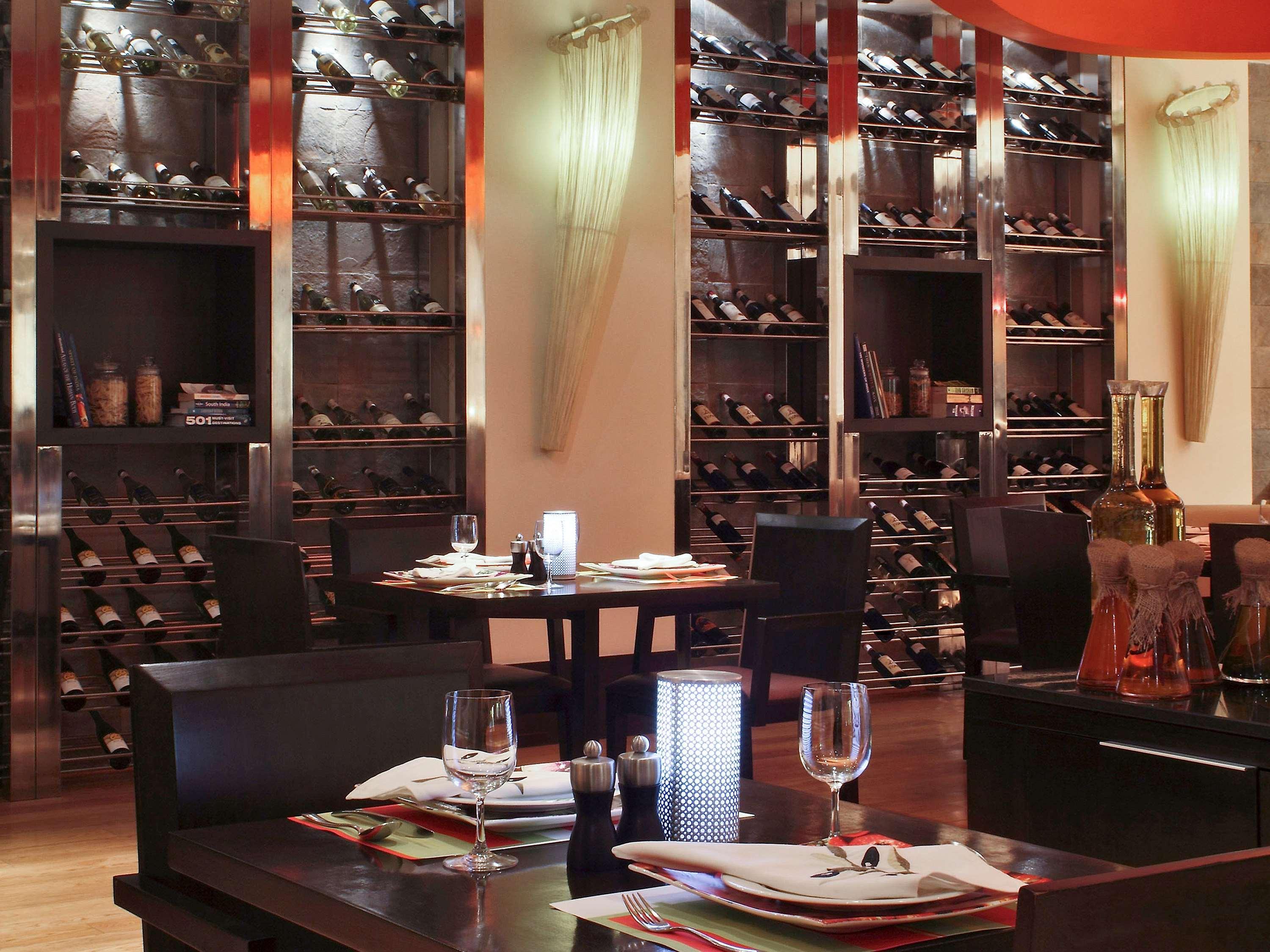 Novotel Mumbai Juhu Beach Eksteriør bilde The interior of the restaurant