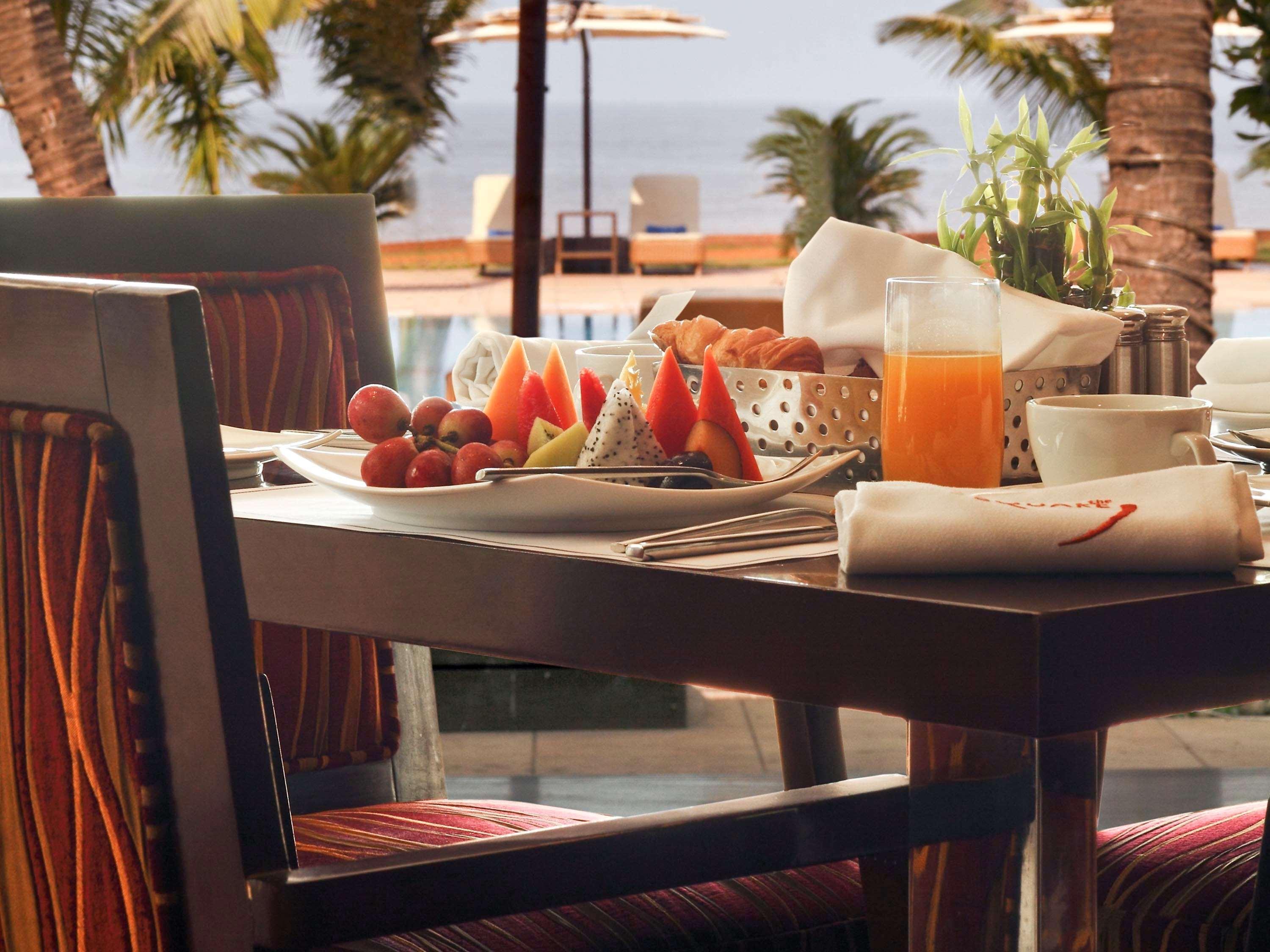Novotel Mumbai Juhu Beach Eksteriør bilde A Christmas cracker on a table laid for breakfast