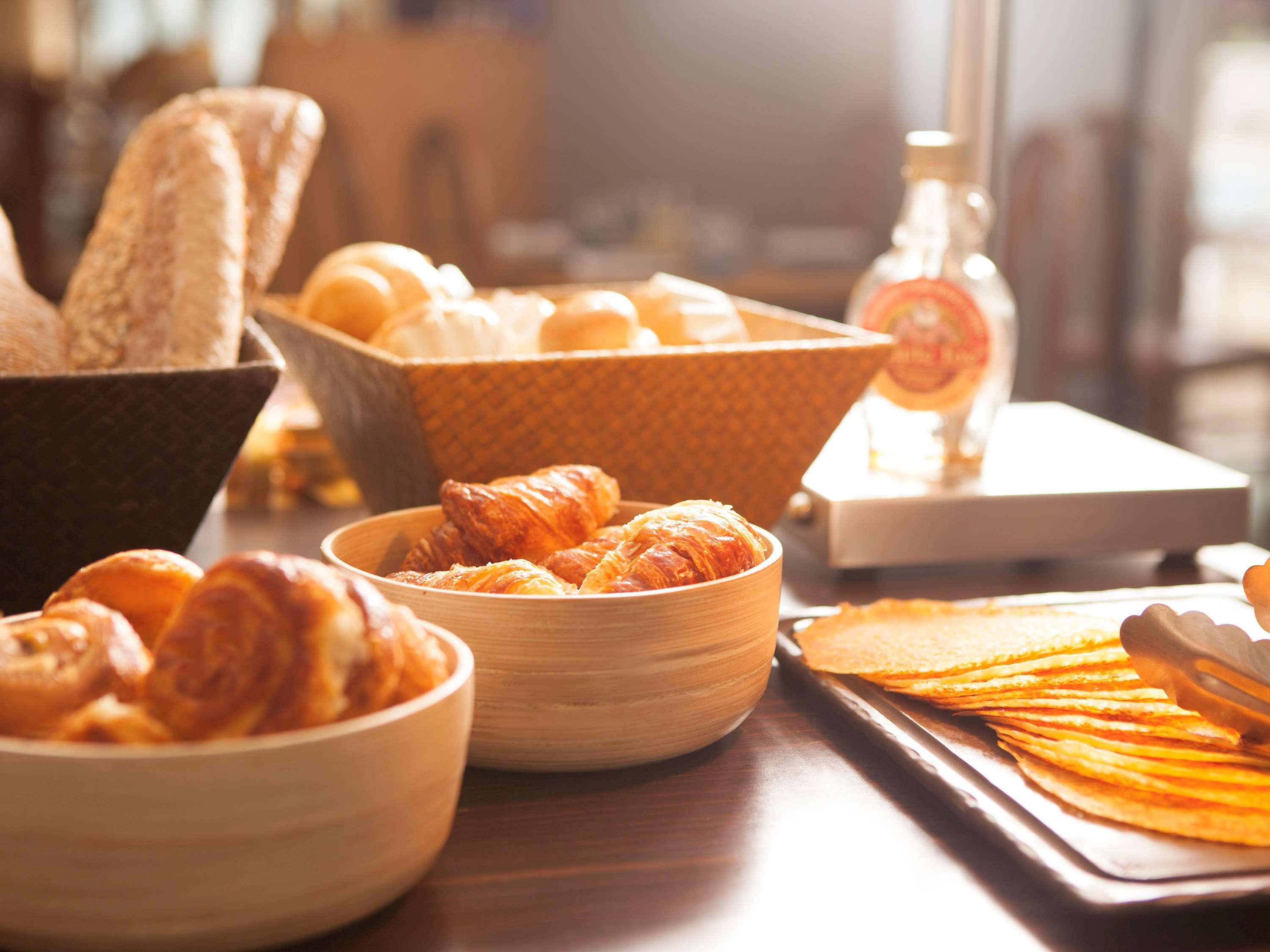Novotel Mumbai Juhu Beach Eksteriør bilde A selection of breads and pastries