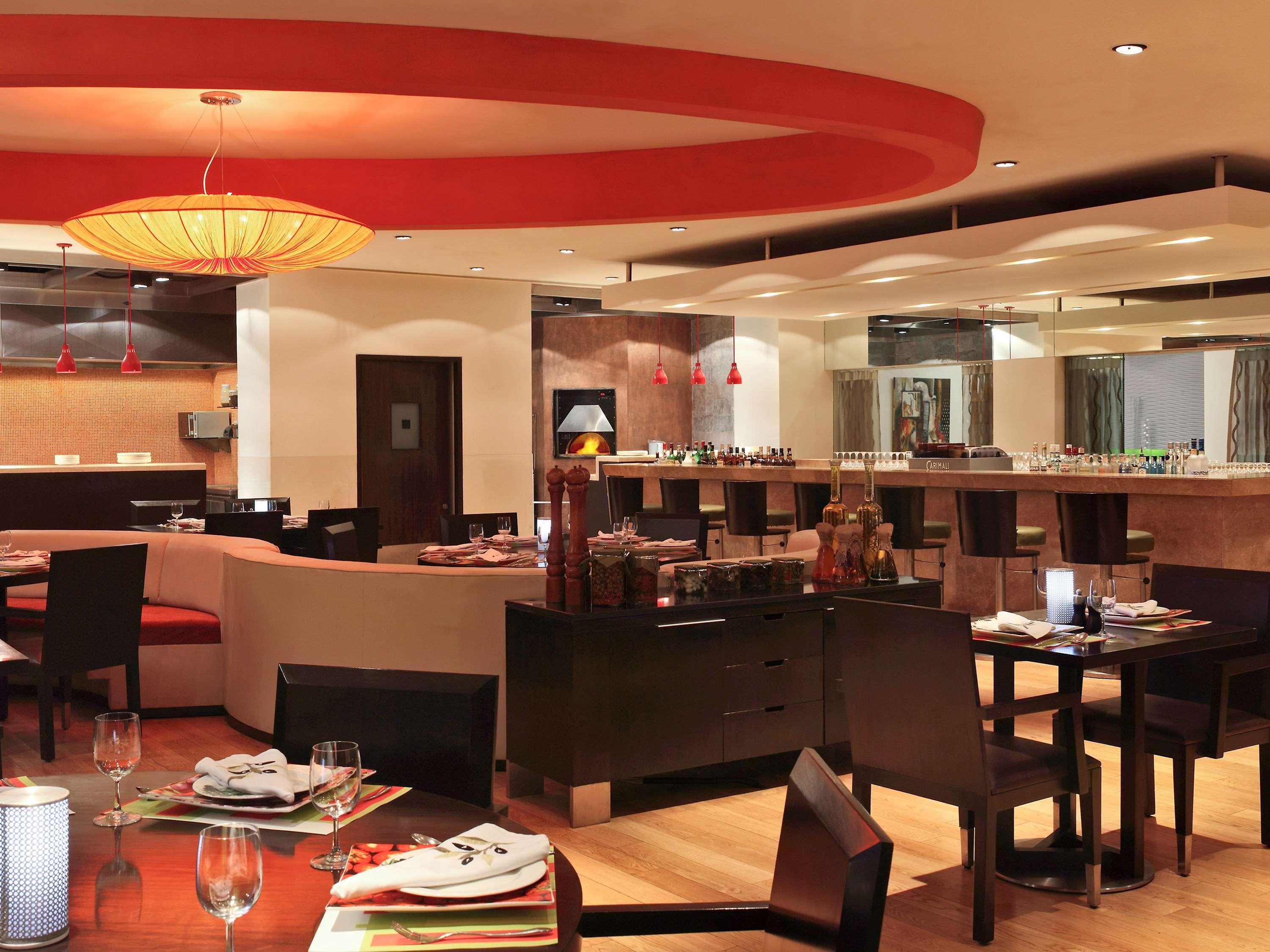Novotel Mumbai Juhu Beach Eksteriør bilde The interior of a typical restaurant