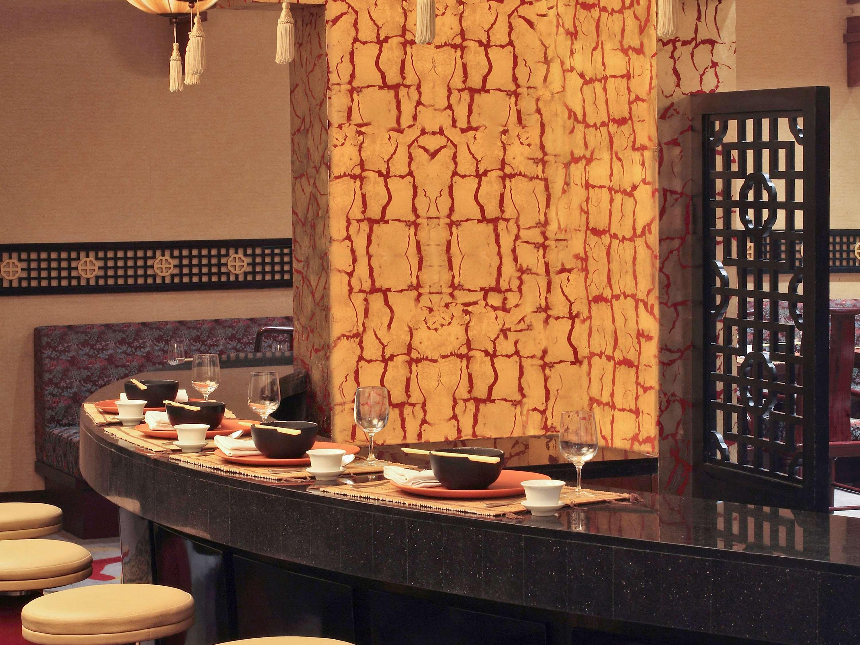 Novotel Mumbai Juhu Beach Eksteriør bilde The sushi bar at the restaurant