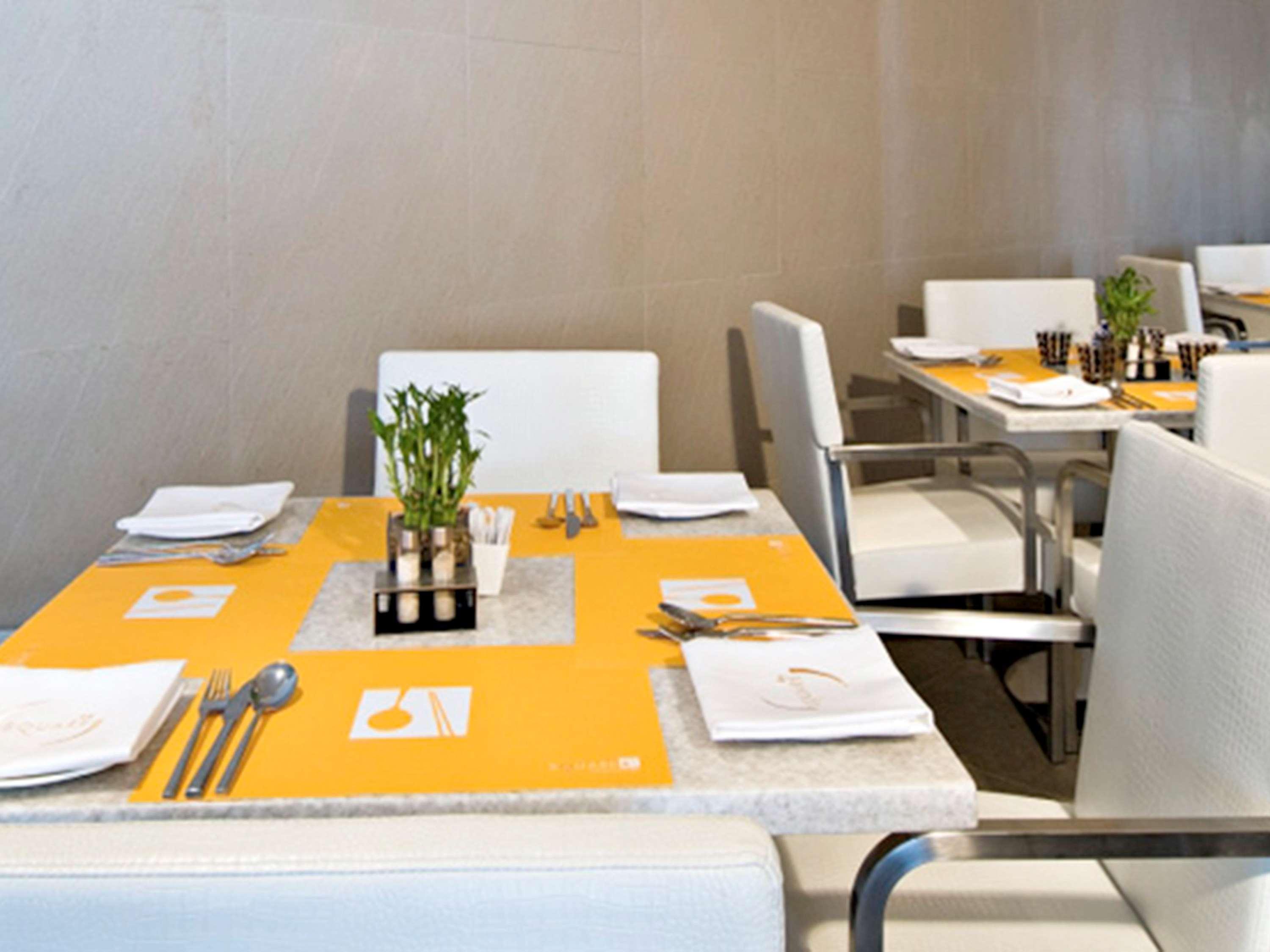Novotel Mumbai Juhu Beach Eksteriør bilde Restaurant