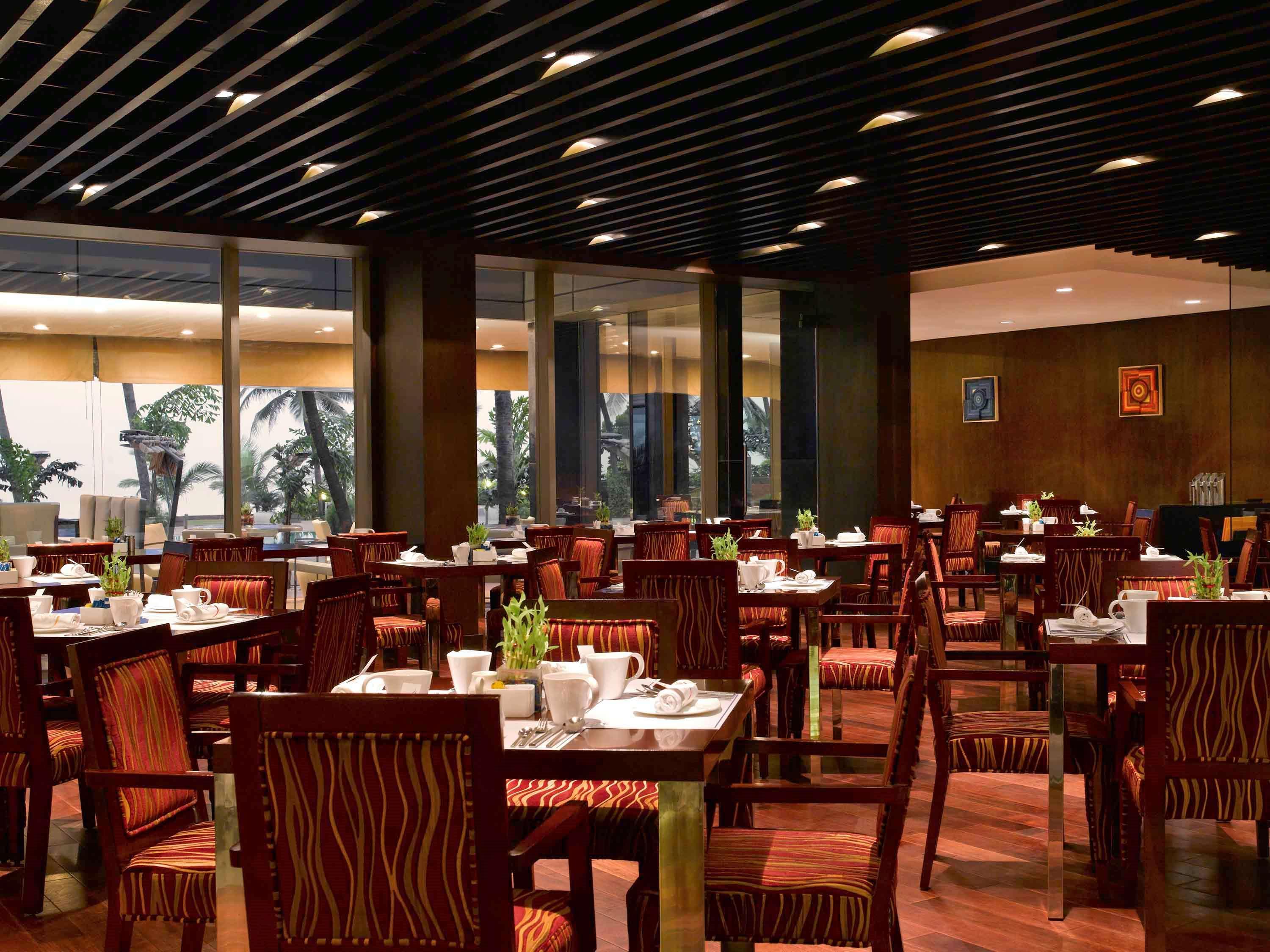 Novotel Mumbai Juhu Beach Eksteriør bilde The restaurant
