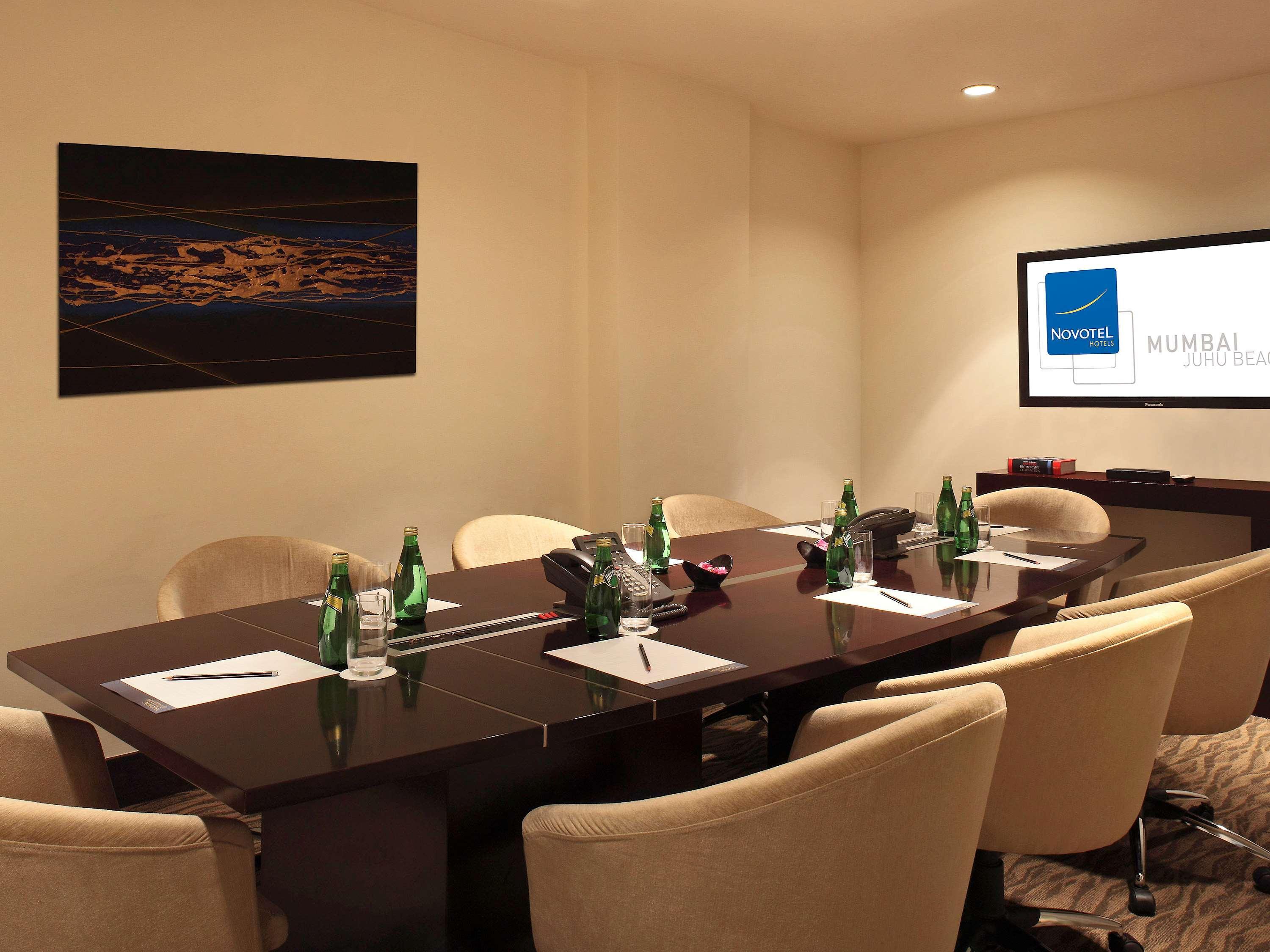 Novotel Mumbai Juhu Beach Eksteriør bilde Meeting room at the hotel