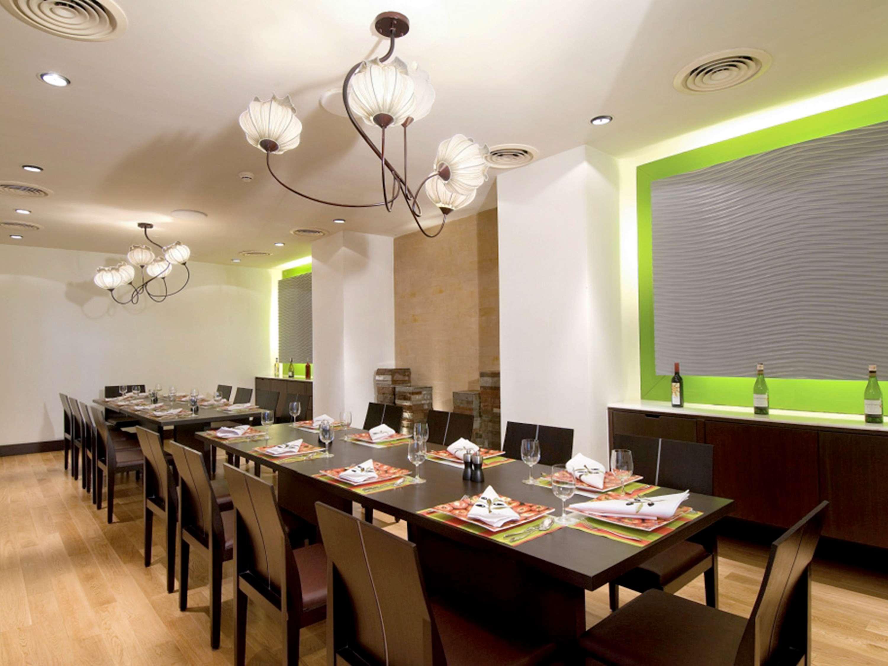 Novotel Mumbai Juhu Beach Eksteriør bilde The private dining room at the restaurant