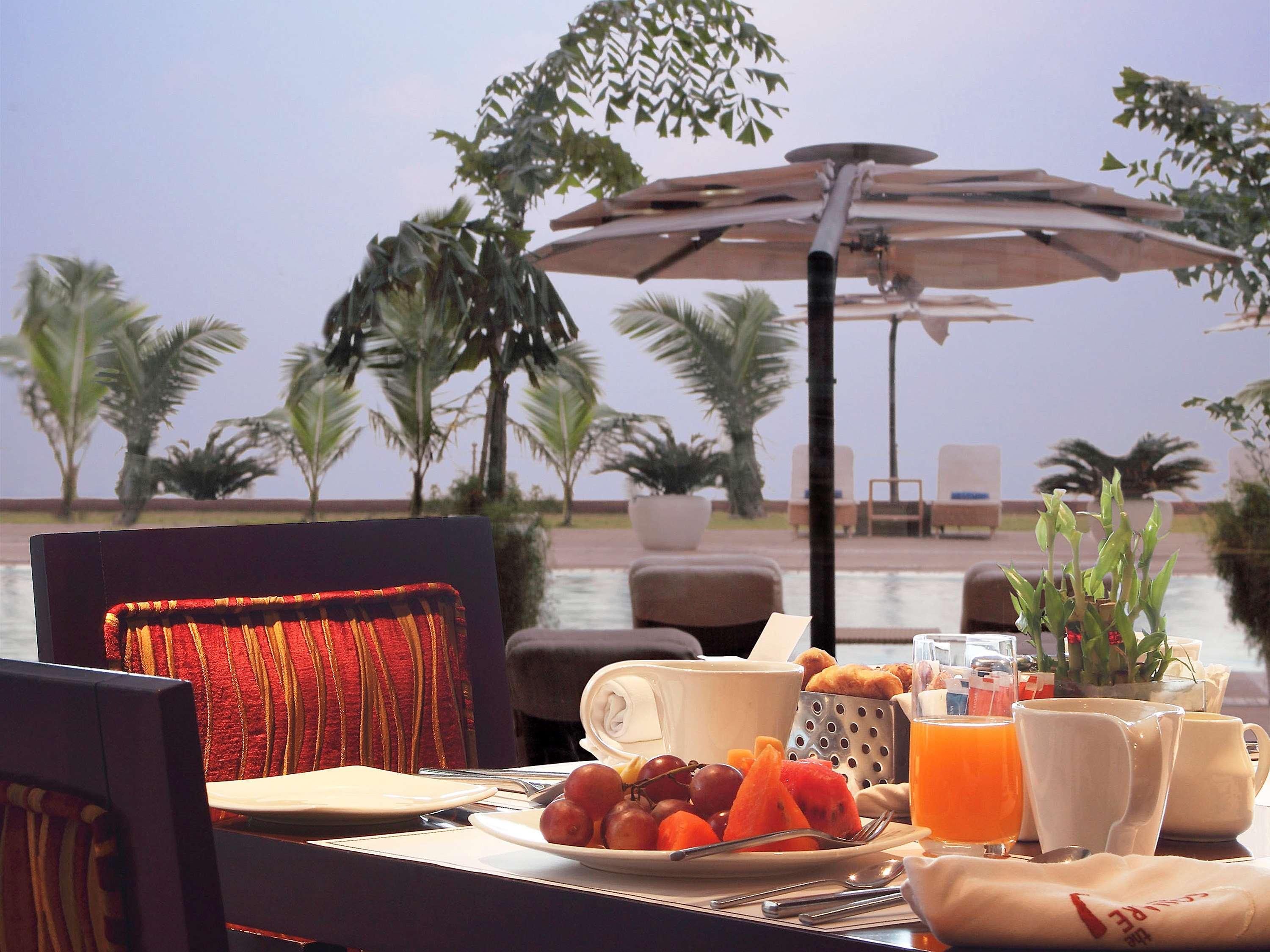 Novotel Mumbai Juhu Beach Eksteriør bilde The poolside at the Taj Bengal